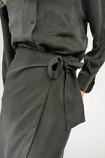 Cargue la imagen en el visor de la galería, The Cupro Wrap Skirt
