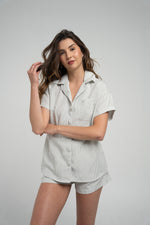 Cargue la imagen en el visor de la galería, The Tencel Striped Cuban Women Shirt
